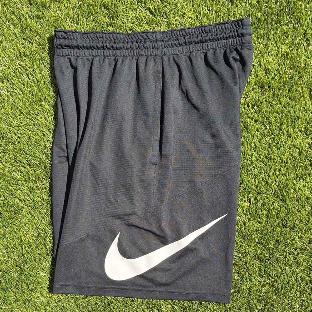 Men’s Nike Black Athletic Shorts with White Swoosh features drawstring & pockets - Picture 4 of 6